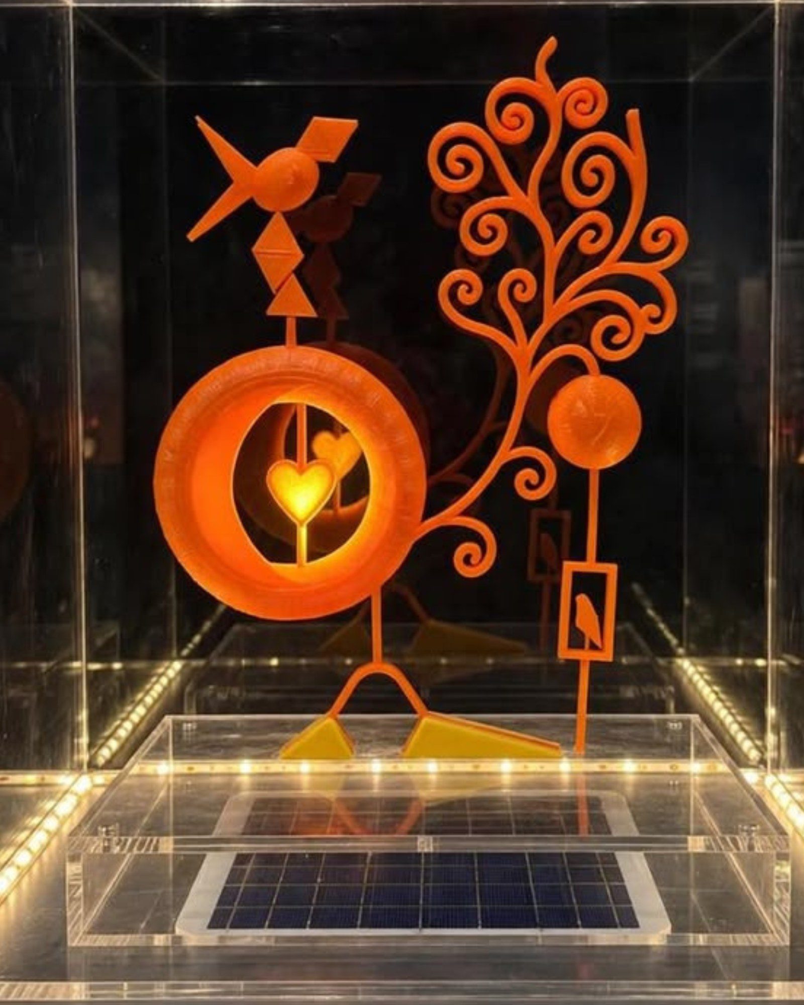 Naranja Vibrante — Escultura impresa en 3D — resina naranja, luz LED solar, acrílico, 2025, by Ángela Vera