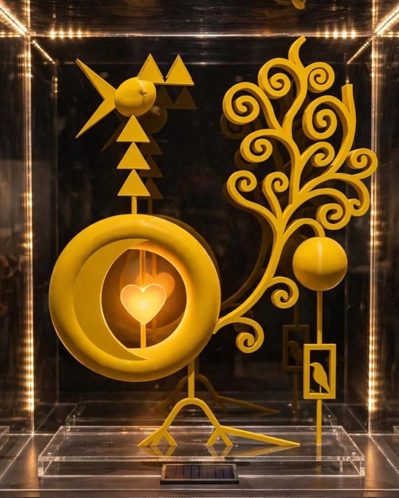 Tótem Solar Amarillo — Escultura lumínica — resina, luz solar, acrílico, base negra, 2025, by Ángela Vera